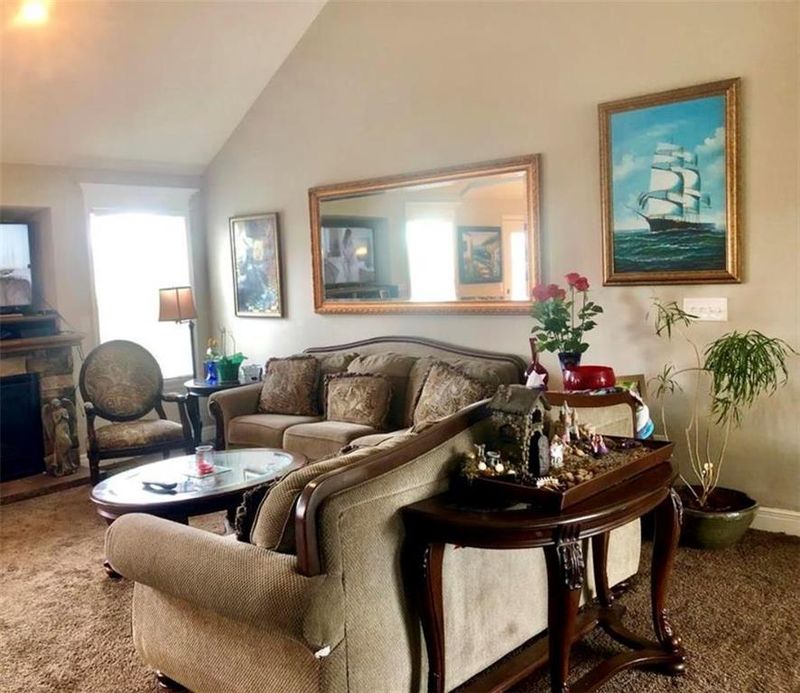 1236 S Delaware St, Tonganoxie, KS 66086