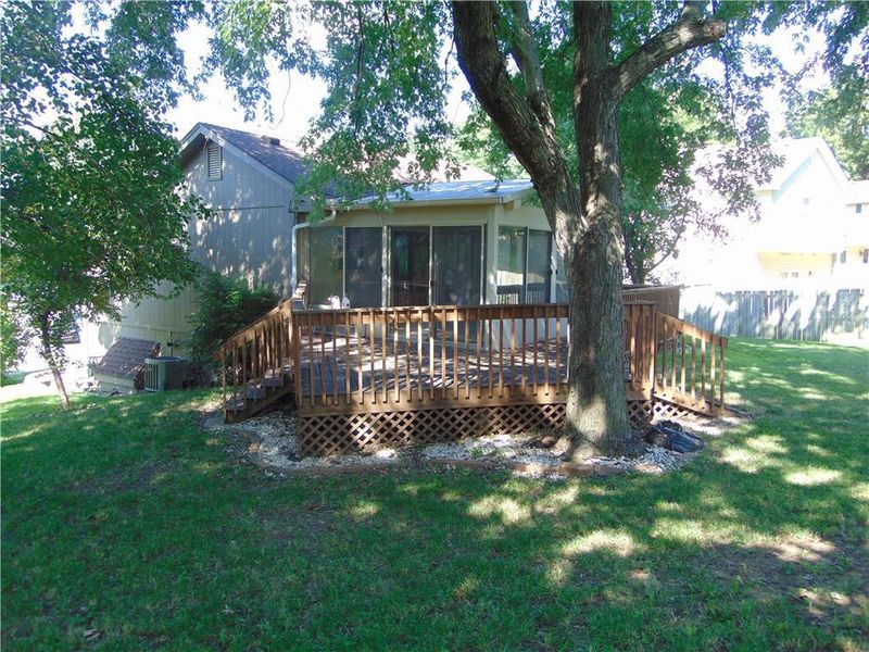 1329 Linden Rd, Liberty, MO 64068