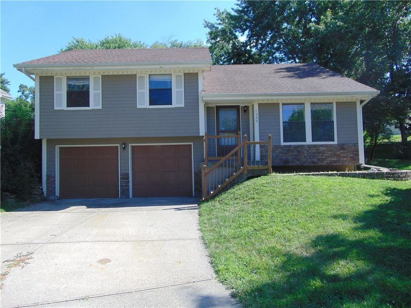 1329 Linden Rd, Liberty, MO 64068