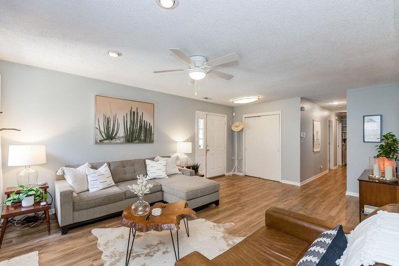 1013 Parkview Dr, Lawrence, KS 66049