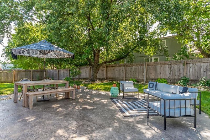 1013 Parkview Dr, Lawrence, KS 66049