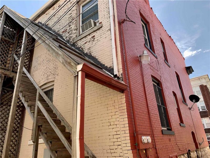 2114 E 10 St, Kansas City, MO 64127