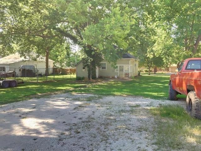 218 W 2nd Ave, Garnett, KS 66032