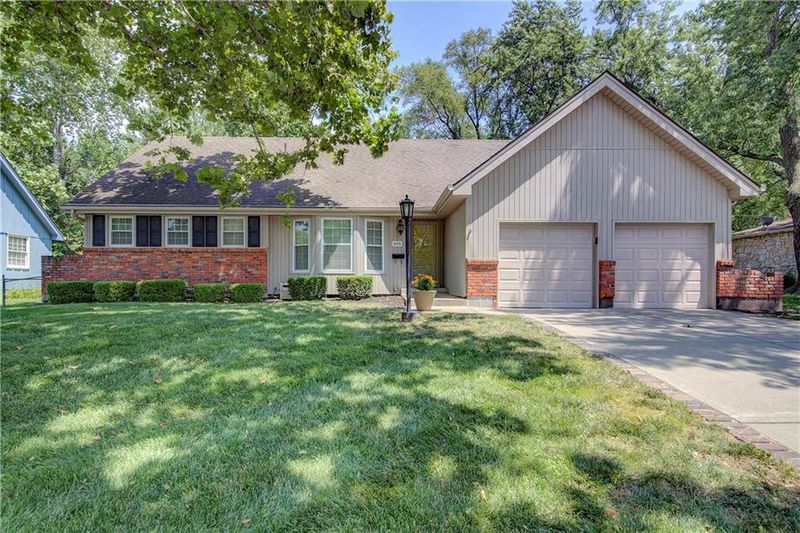 8319 Grant Ave, Overland Park, KS 66212
