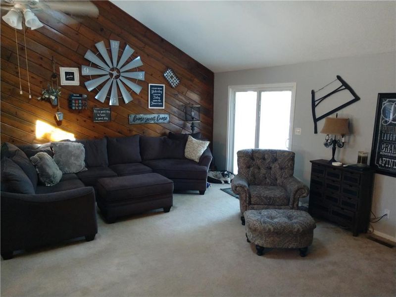 8239 Splitlog Ave, Kansas City, KS 66112