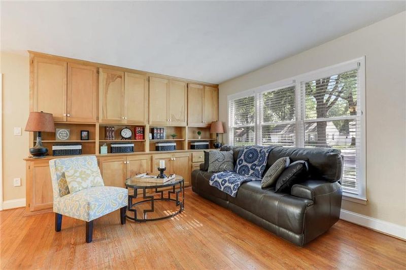 7526 Lowell Ave, Overland Park, KS 66204