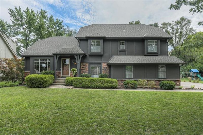907 St Andrews Dr, Kansas City, MO 64145