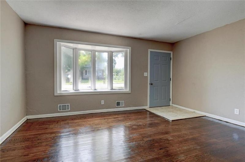 4210 E 61st St, Kansas City, MO 64130