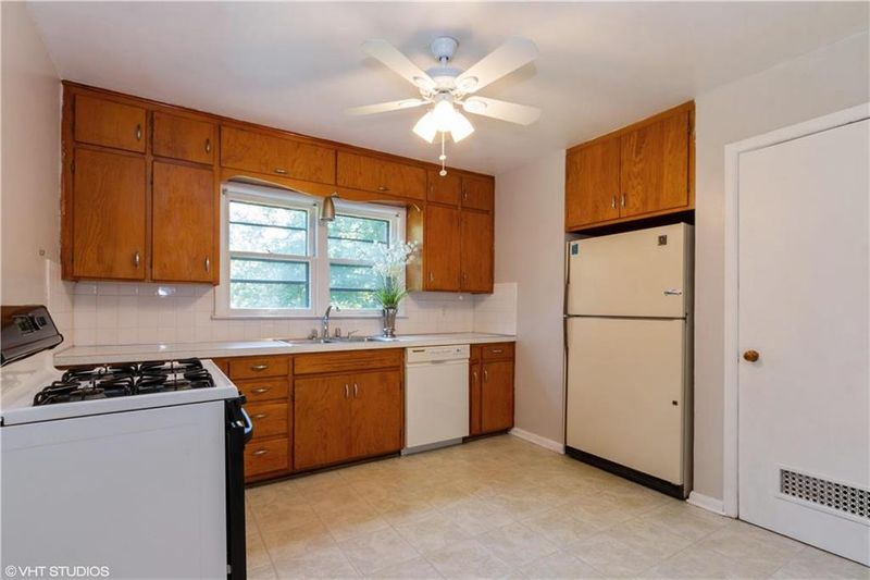 8021 W 87th St, Overland Park, KS 66204