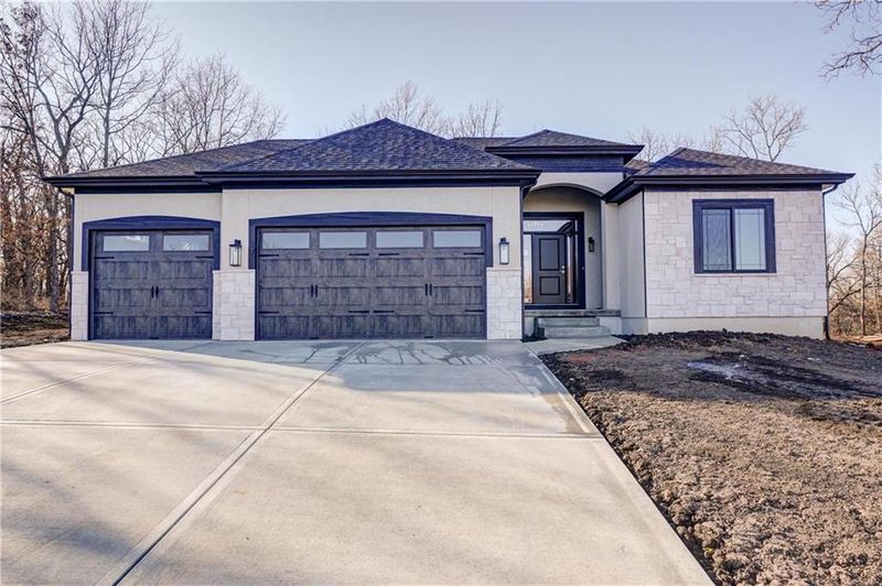 7 Black Hawk Dr, Lake Winnebago, MO 64034