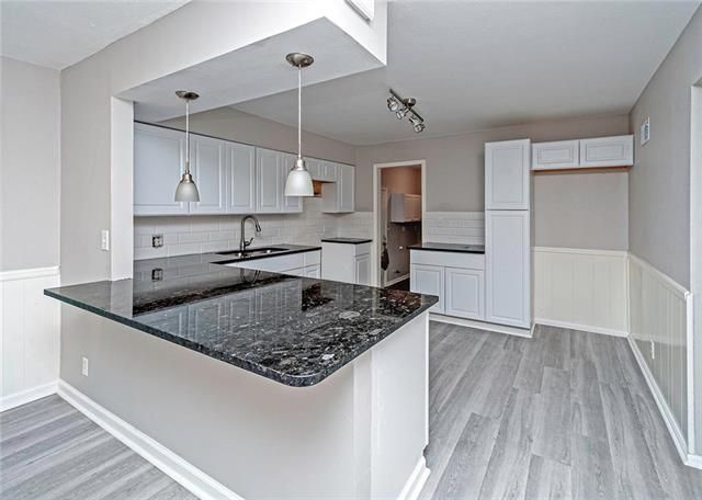 9610 View High Dr, Kansas City, MO 64134