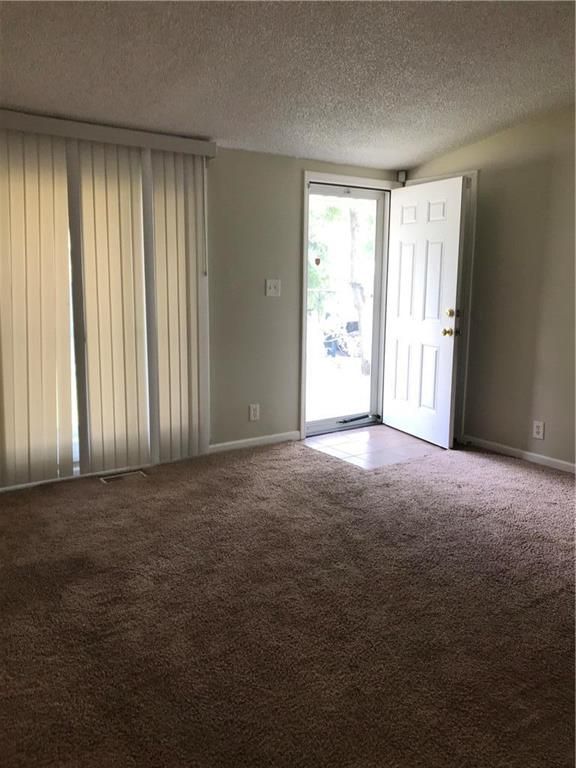 8613 E 93rd St, Kansas City, MO 64138
