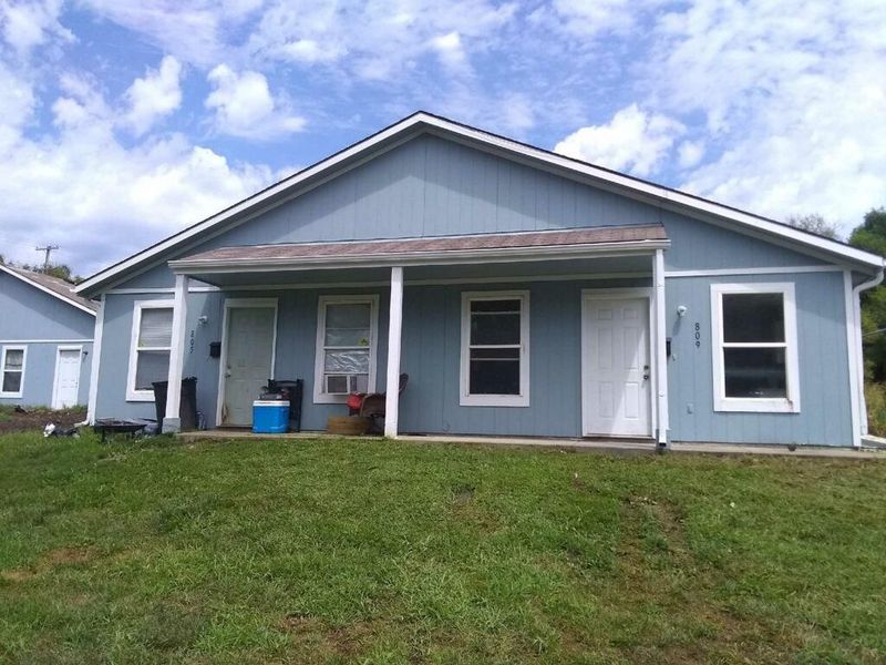 805 9 St, Osawatomie, KS 66064