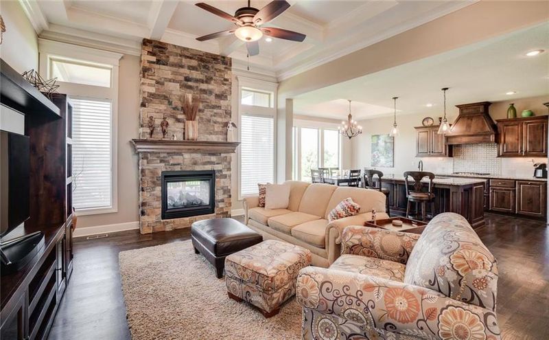 10815 W 158th Ter, Overland Park, KS 66221