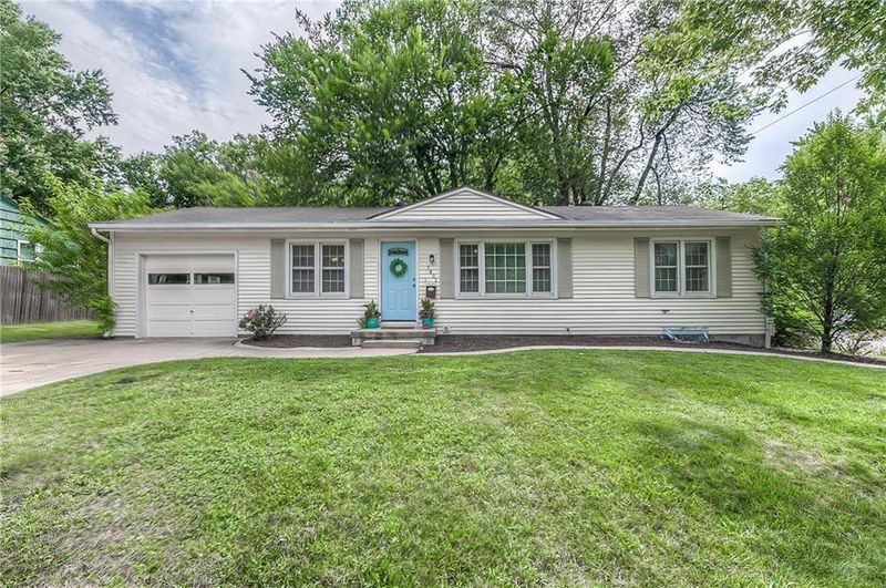 7451 Beverly St, Overland Park, KS 66204
