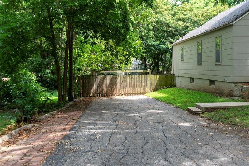6121 King St, Shawnee, KS 66203
