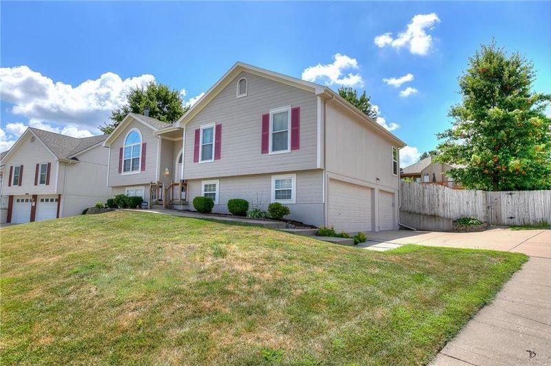 11320 N Summit St, Kansas City, MO 64155