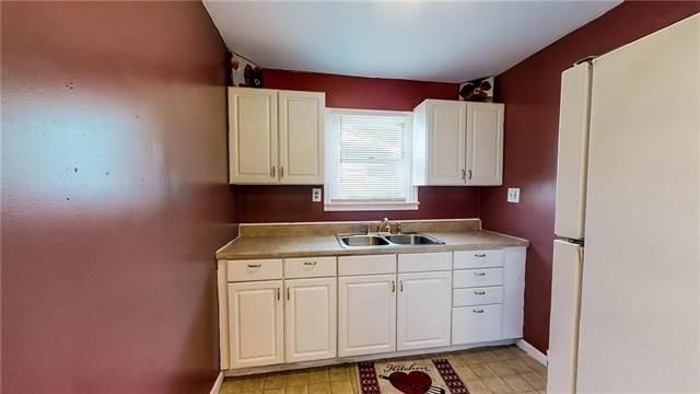 2905 Faraon St, St Joseph, MO 64501