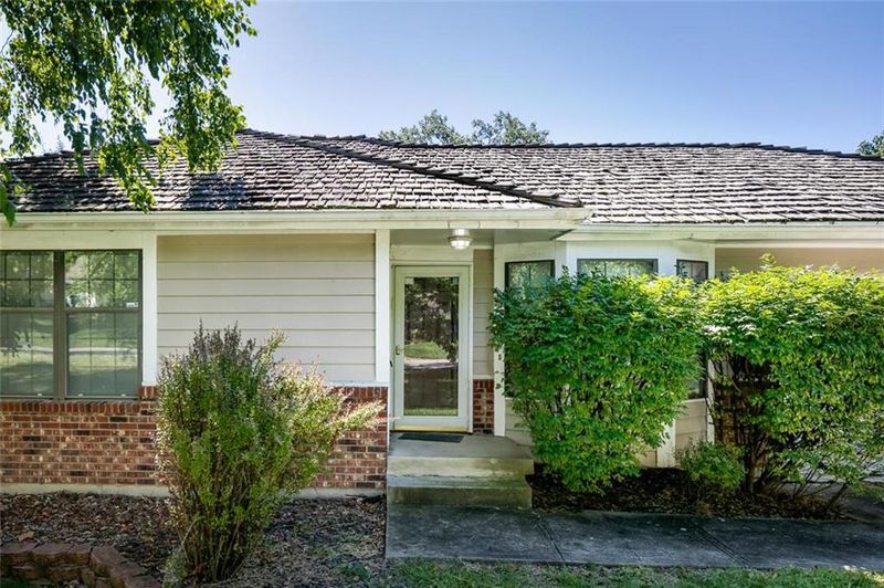 9809 Shepherd Dr, Kansas City, MO 64131