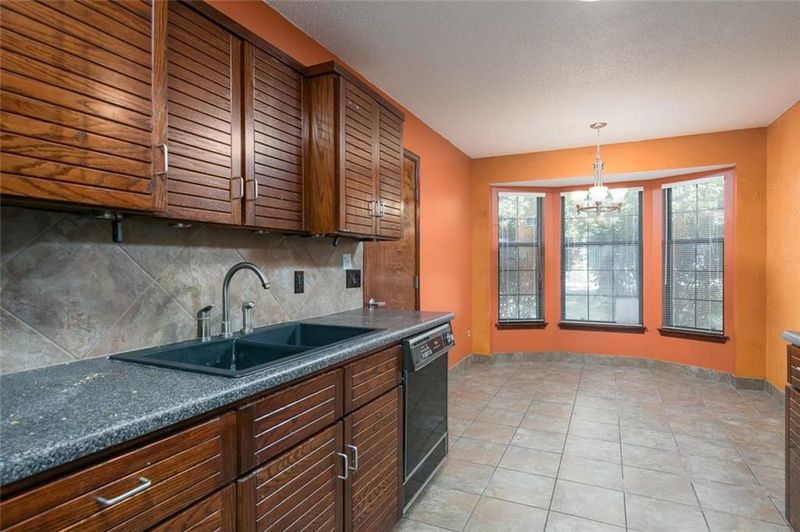 9809 Shepherd Dr, Kansas City, MO 64131
