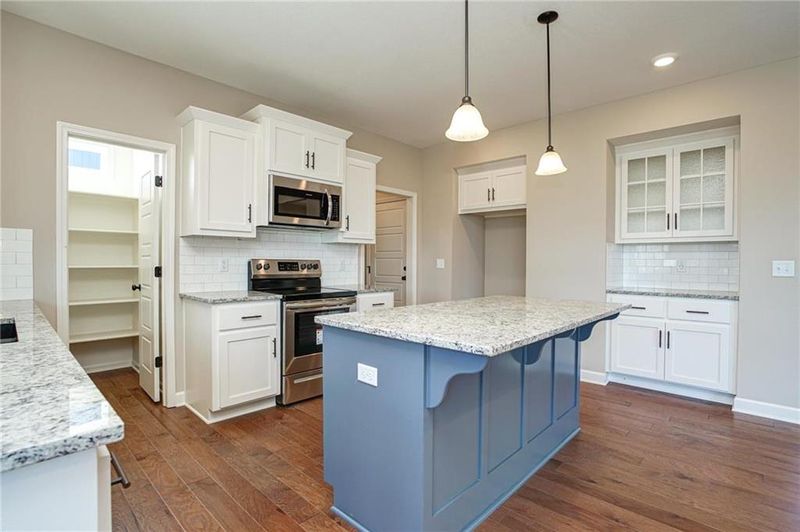 1613 Grandshire Dr, Raymore, MO 64083