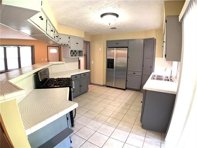 8311 E 111th Ter, Kansas City, MO 64134