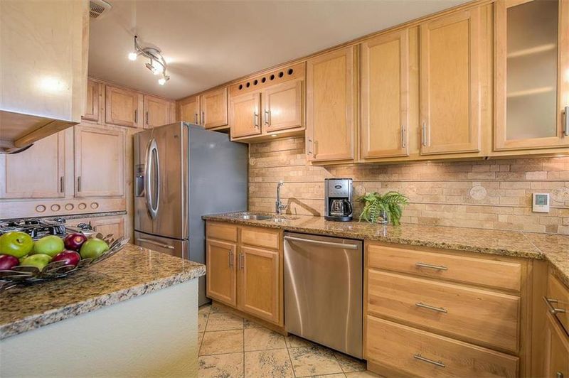 700 E 8th Ph6 St #PH6, Kansas City, MO 64106