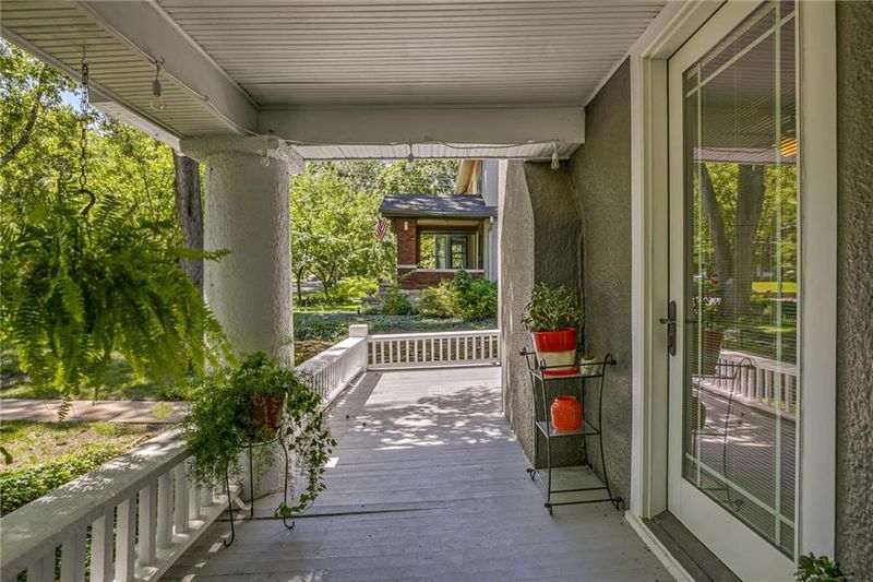8 E 57th Ter, Kansas City, MO 64113