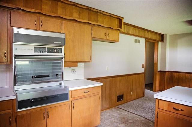 2416 S Vermont Ave, Independence, MO 64052