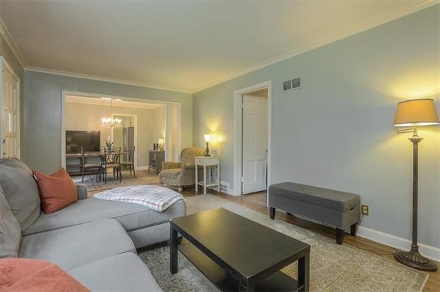 604 E 97th St, Kansas City, MO 64131