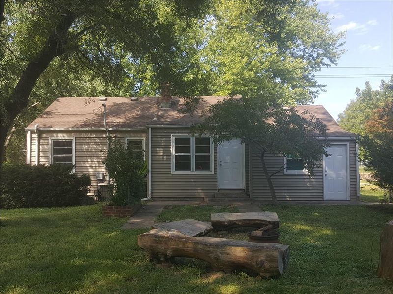 6407 E Red Bridge Rd, Kansas City, MO 64134