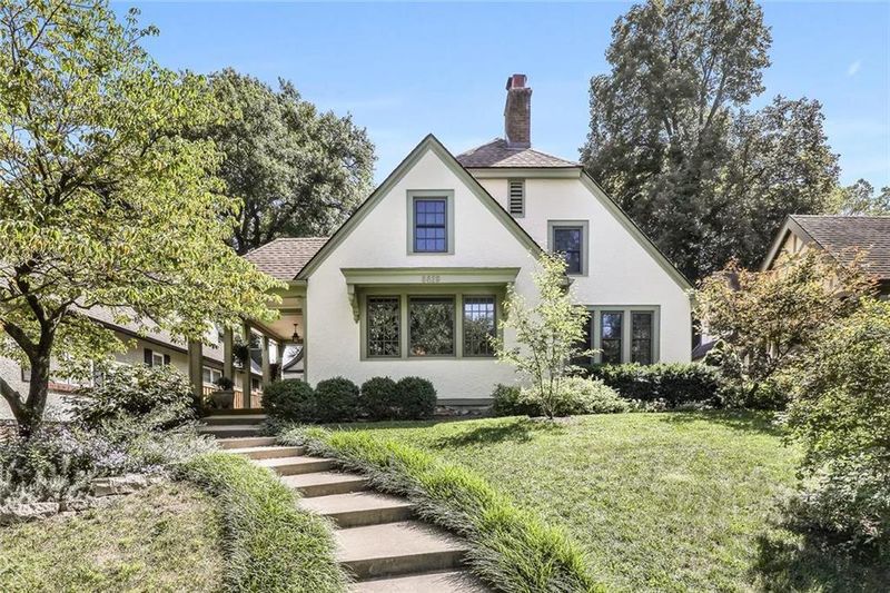 6629 Edgevale Rd, Kansas City, MO 64113