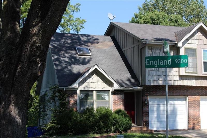 7741 England Dr, Overland Park, KS 66204