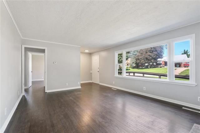 235 E Bellevista Dr, Independence, MO 64055