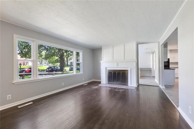 235 E Bellevista Dr, Independence, MO 64055