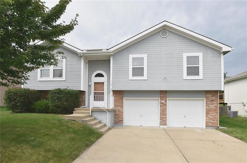 11212 N Booth Ave, Kansas City, MO 64157