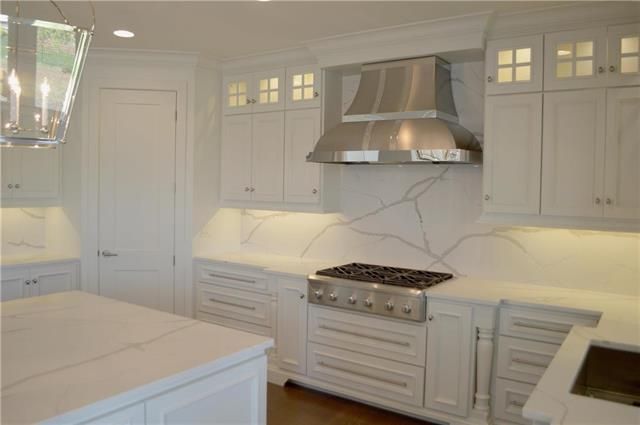 16640 Bond St, Overland Park, KS 66221
