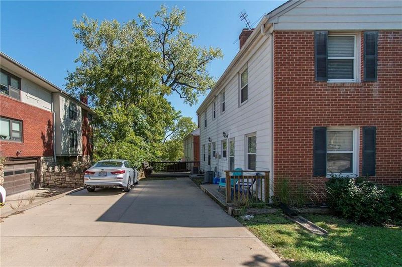 202 E 51st St, Kansas City, MO 64112