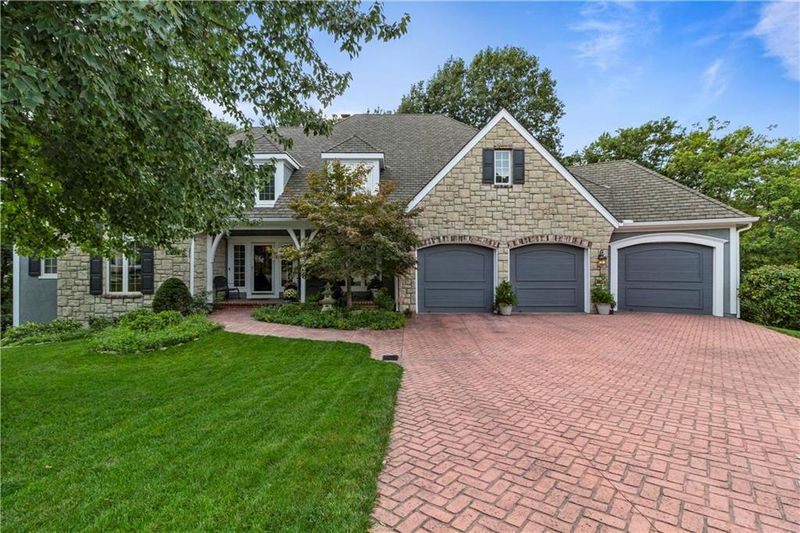 4730 N Hickory Ct, Kansas City, MO 64116