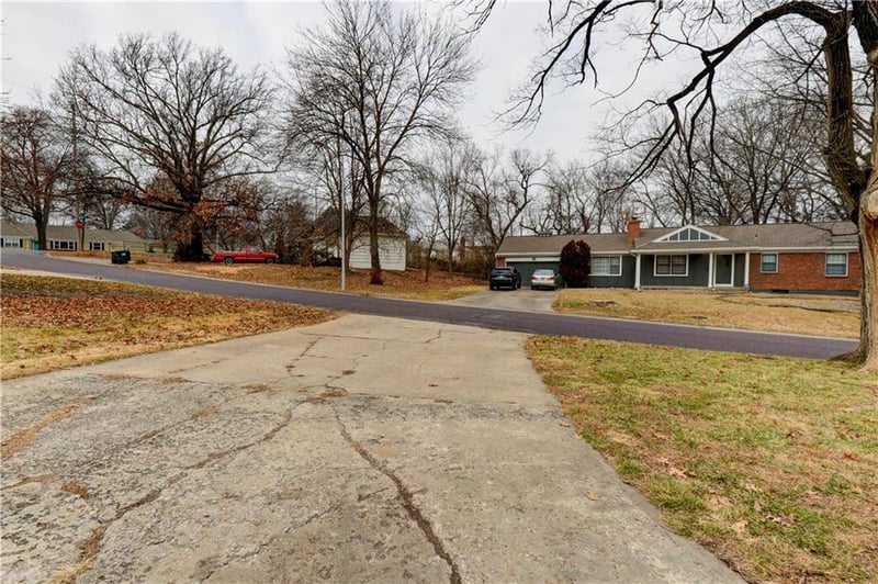 9600 Howe Dr, Overland Park, KS 66206