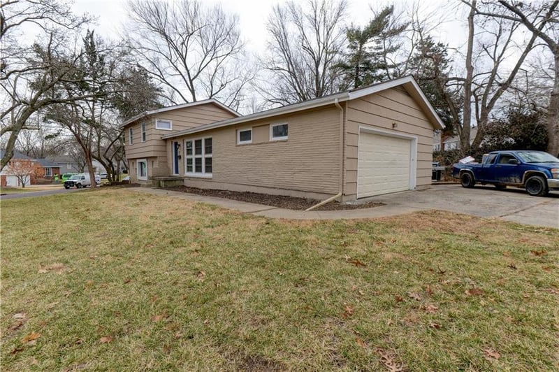 9600 Howe Dr, Overland Park, KS 66206