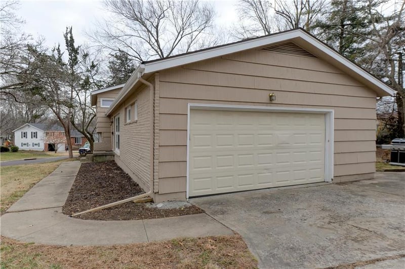 9600 Howe Dr, Overland Park, KS 66206