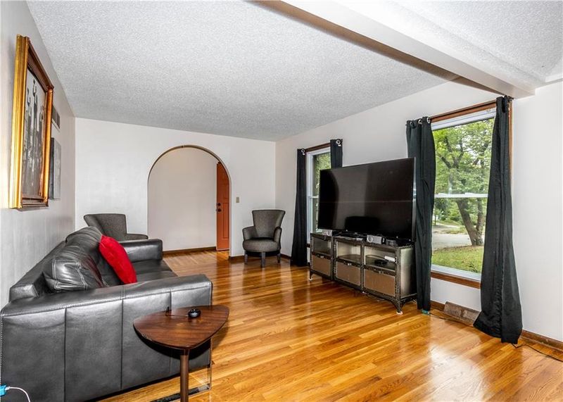 4504 NW Pawnee Dr, Riverside, MO 64150