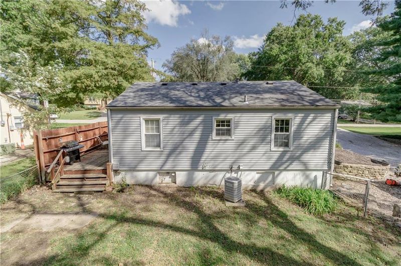 5630 N Amoret Ave, Kansas City, MO 64151