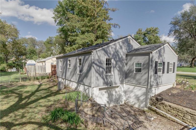5630 N Amoret Ave, Kansas City, MO 64151
