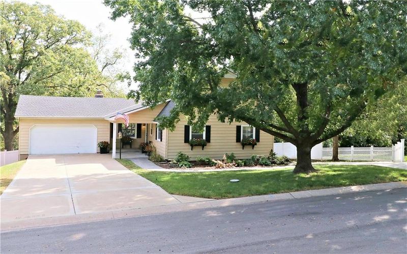 5401 N Holmes St, Kansas City, MO 64118