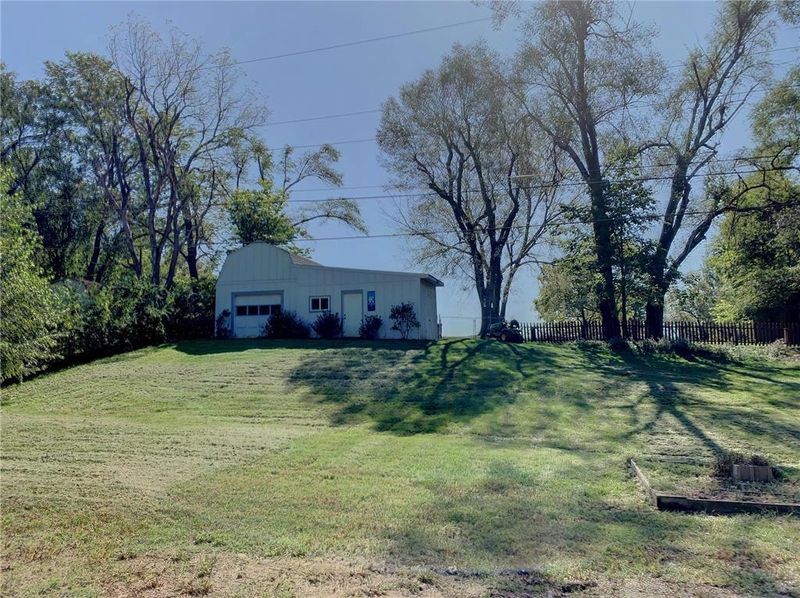 9821 E 52nd St, Kansas City, MO 64133