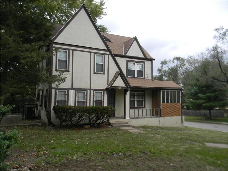 2420 E 51st St, Kansas City, MO 64130
