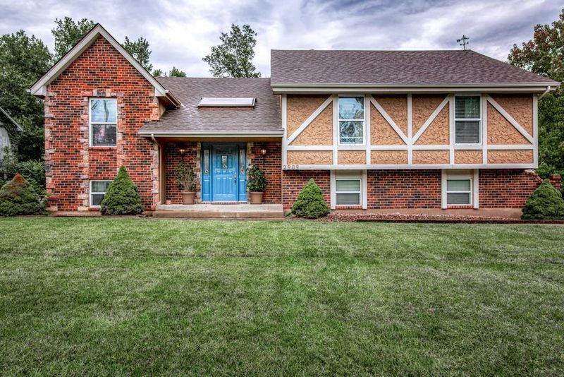 2909 Trenchard Dr, Independence, MO 64057