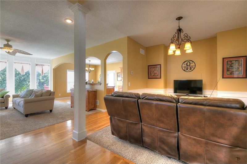 10011 N Willow Ave, Kansas City, MO 64157